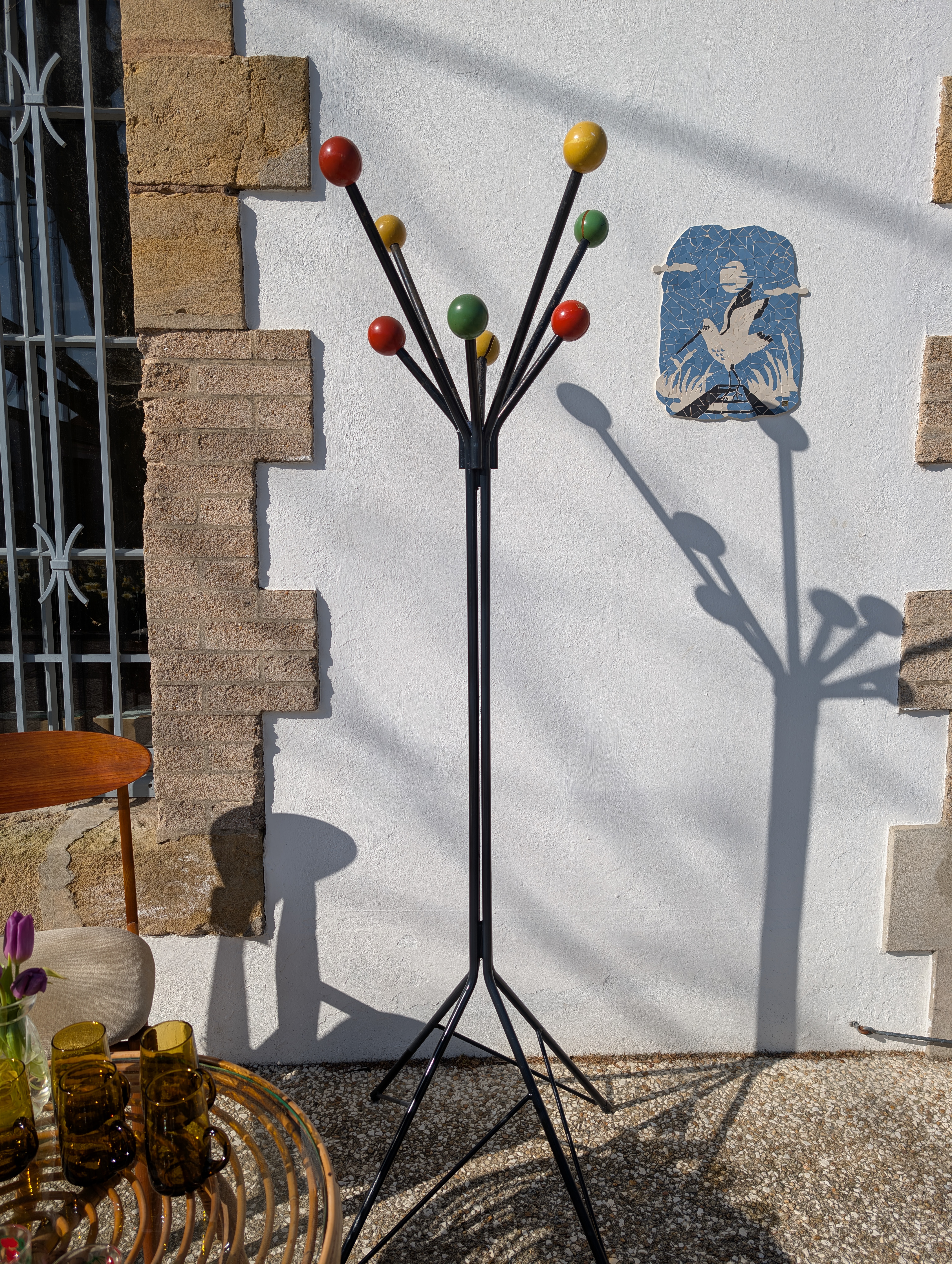 Porte manteaux boules colorées - 190€